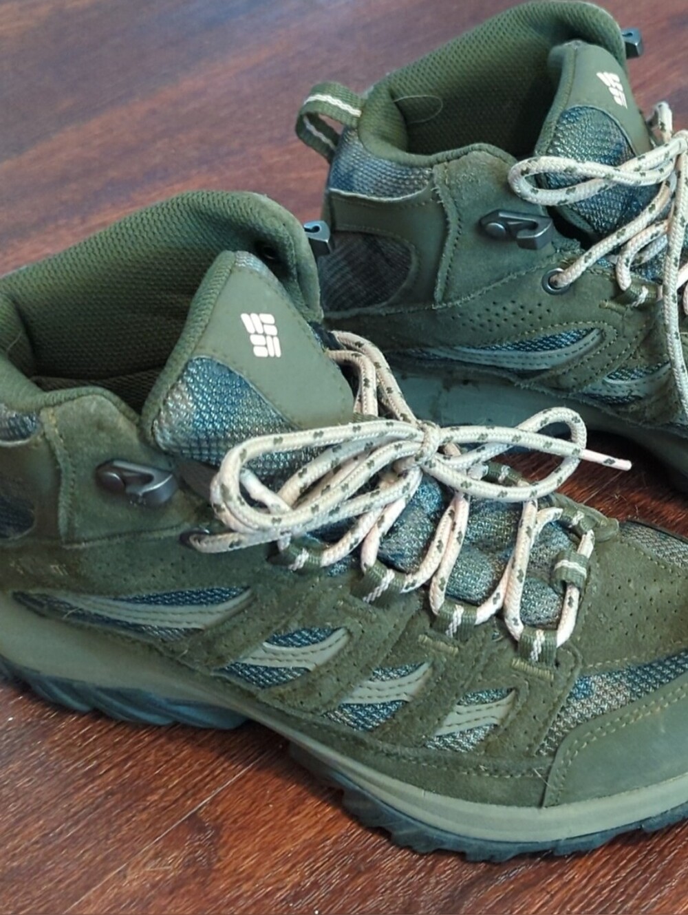 Women's Size 7 Olive Green Hiking Boots - Columbia Style